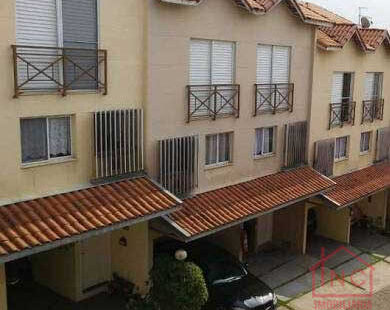 A casa de condomínio está localizado no bairro Campo Grande