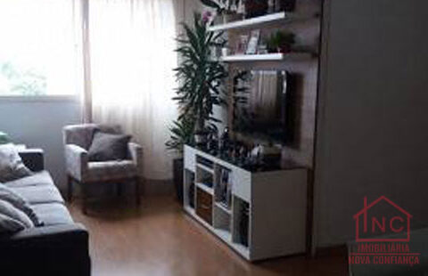 O apartamento no bairro Vila Erna possui 60 metros quadrados